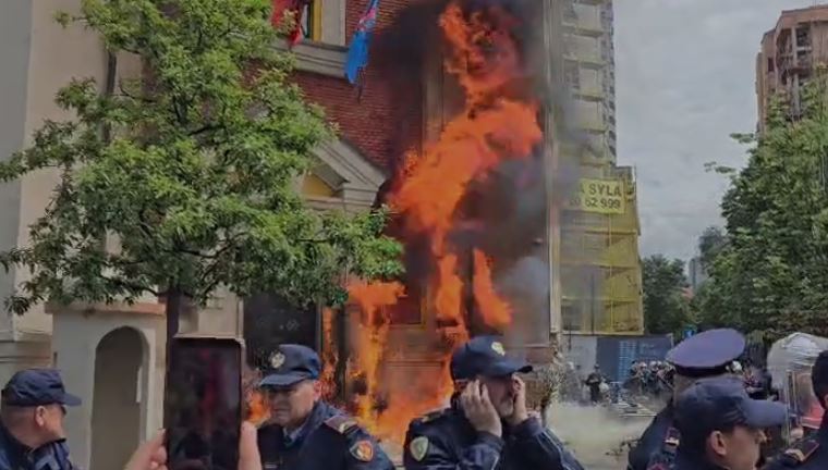 molotov dhe perplasje me policine mbyllet protesta para bashkise se tiranes