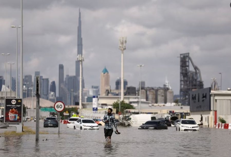 Natyra "thyen" luksin, pamjet e Dubait pas përmbytjeve