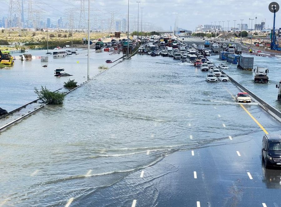 Natyra "thyen" luksin, pamjet e Dubait pas përmbytjeve
