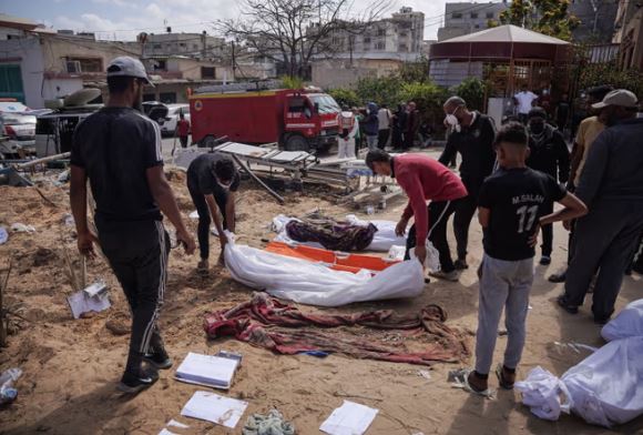 ndodhi gjate rrethimit nga izraeli gjenden 210 trupa ne spitalin nasser ne gaza varret e perkohshme
