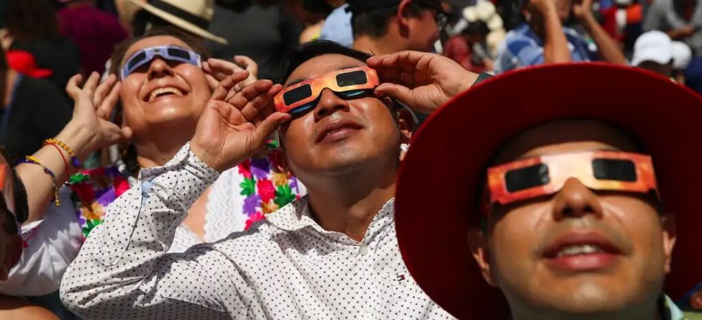 nga meksika ne shba dhe kanada miliona persona shijojne dukurine e rralle te eklipsit te diellit