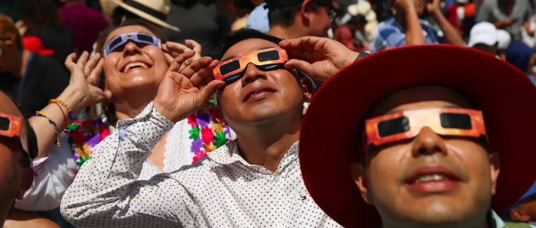 nga meksika ne shba dhe kanada miliona persona shijojne dukurine e rralle te eklipsit te diellit