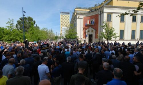 nje skandal i madh korrupsioni po trondit metropolin e ballkanit bild jehone protestave para bashkise se tiranes