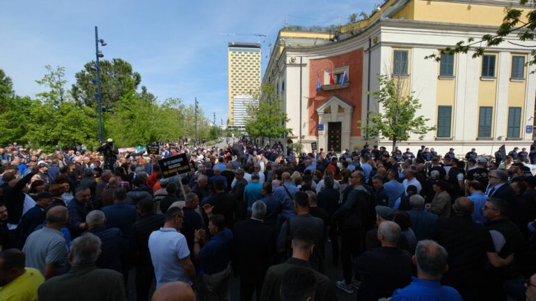nje skandal i madh korrupsioni po trondit metropolin e ballkanit bild jehone protestave para bashkise se tiranes