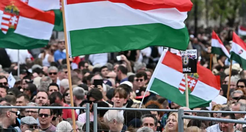 “Nuk kemi frikë”/ 250 mijë qytetarë dynden rrugëve të Budapestit, protestojnë kundër Orbanit