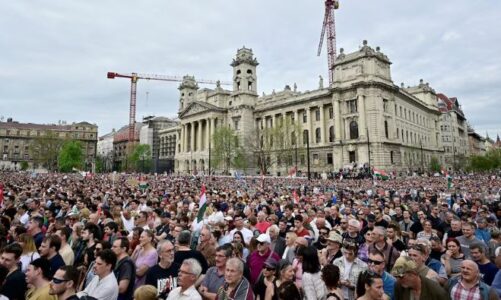 orban jep doreheqjen proteste masive ne budapest dhjetera mijera njerez marshojne drejt parlamentit