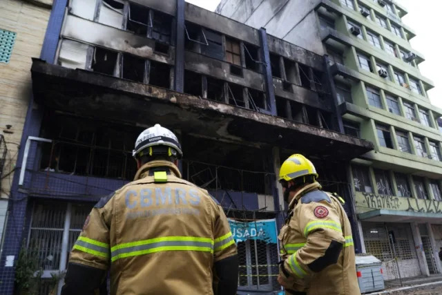 perfshihet nga zjarri nje hotel ne qytetin porto alegre ne brazilin jugor 10 te vdekur dhe 13 te plagosur