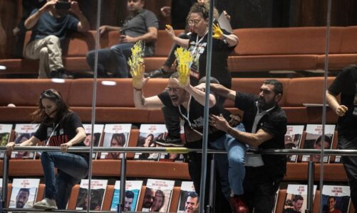 prej muajsh te afermit e tyre mbahen nga hamasi familjaret e pengjeve izraelite protestojne brenda parlamentit