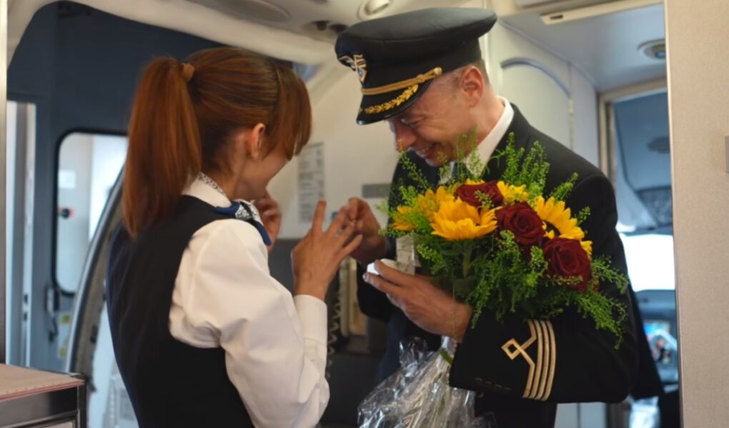 propozim per martese gjate fluturimit piloti polak i kerkon te dashures se tij stjuardese te martohet me te