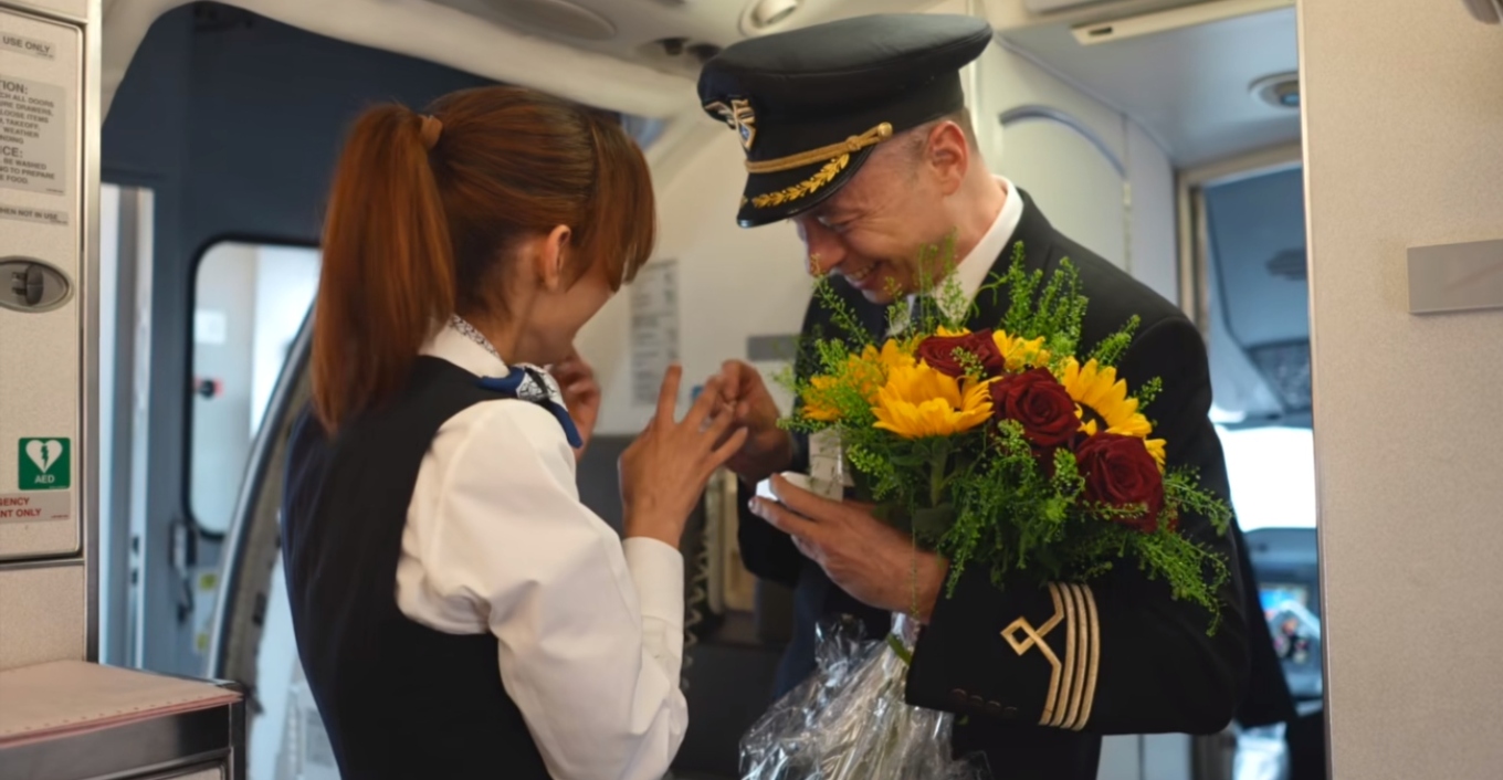 propozim per martese gjate fluturimit piloti polak i kerkon te dashures se tij stjuardese te martohet me te