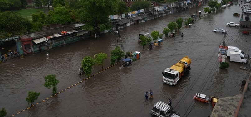 shirat e dendur dhe stuhite vrasin 10 persona ne veriperendim te pakistanit