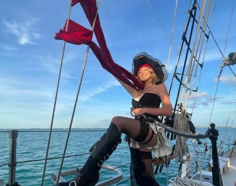 sidney sweeney nje pirate e bukur dhe seksi shihni fotot qe aktorja ka postuar ne instagram
