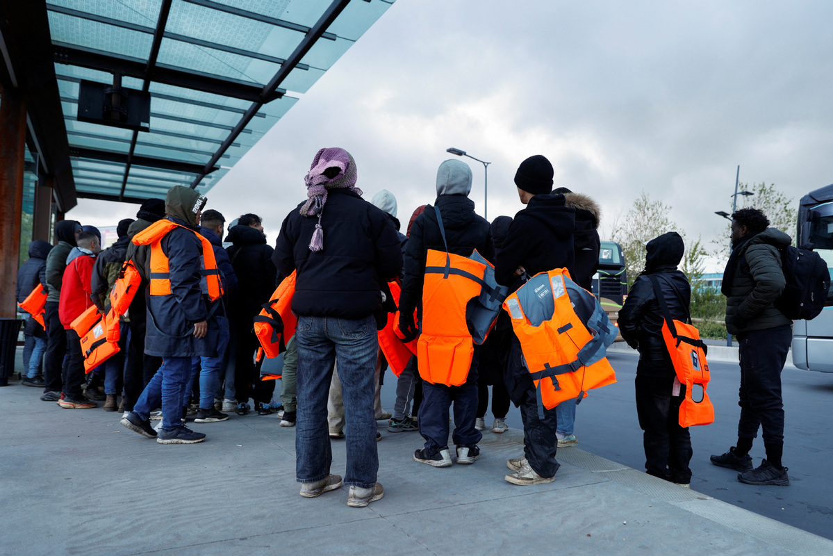 Tre të arrestuar për vdekjen e pesë personave që tentonin të kalonin Kanalin anglez