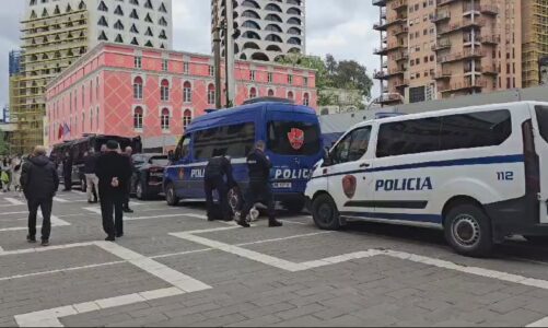 VIDEO/ Autobotë uji, forca të shtuara policore dhe rrethim i zonës, çfarë po ndodh para Bashkisë së Tiranës pak para nisjes së protestës