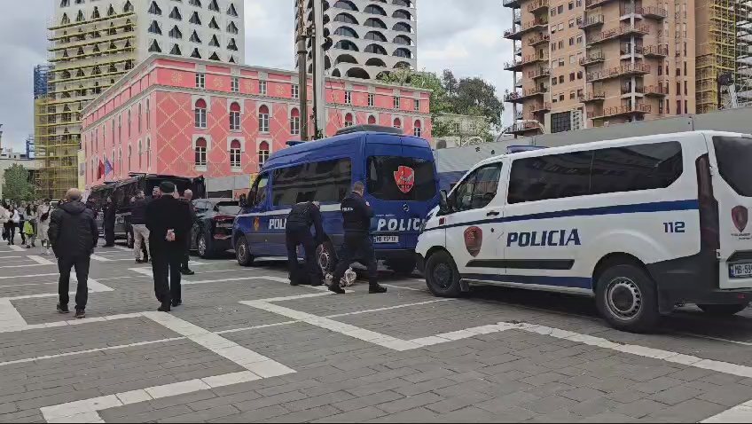 video autobote uji forca te shtuara policore dhe rrethim i zones cfare po ndodh para bashkise se tiranes pak para nisjes se protestes