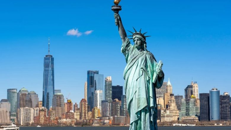 VIDEO/ Ja momenti kur Statuja e Lirisë lëkundet nga tërmeti që goditi New York-un