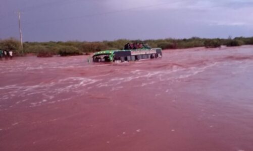 video momenti kur autobusi me 50 pasagjere bllokohet ne ujerat e lumit te rrembyshem