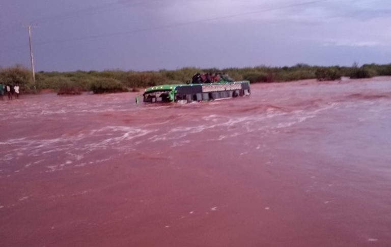 video momenti kur autobusi me 50 pasagjere bllokohet ne ujerat e lumit te rrembyshem