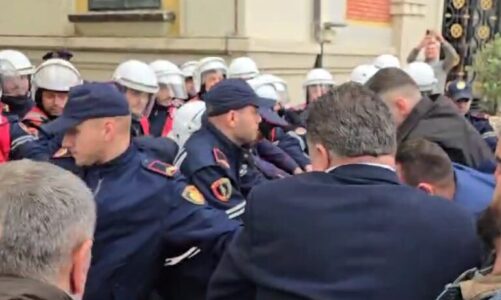 VIDEO/ Përplasje me policinë te Bashkia, protestuesit ‘çajnë’ rrethimin metalik