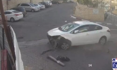 video sulm terrorist ne jeruzalem makina merr para kembesoret agresoret dalin nga automjeti dhe hapin zjarr drejt njerezve