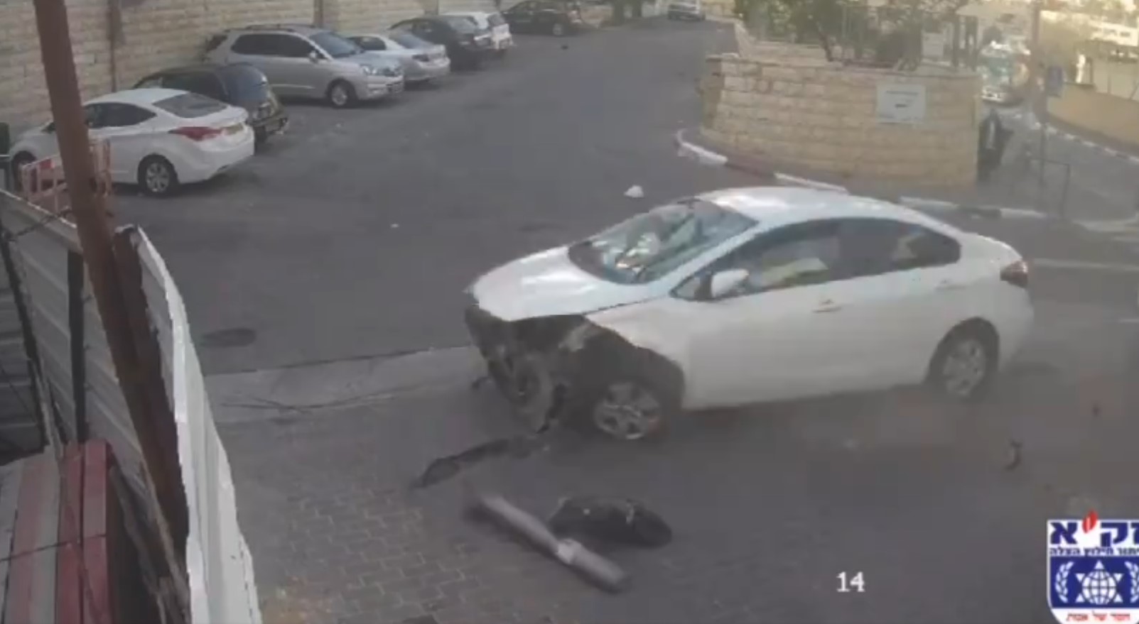 video sulm terrorist ne jeruzalem makina merr para kembesoret agresoret dalin nga automjeti dhe hapin zjarr drejt njerezve