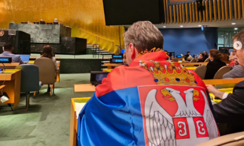 asambleja e okb se votoi pro rezolutes per gjonicidin ne srebrenice vucic mbeshtillet me flamurin e serbise
