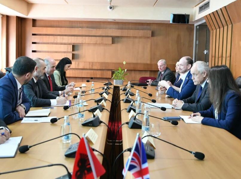 bashkepunimi shqiperi britani po njeh zhvillime te reja pozitive ministri i drejtesise zbardh takimin me ambasadorin king smith mbeshtetje per reformen ne drejtesi dhe trajnimin e