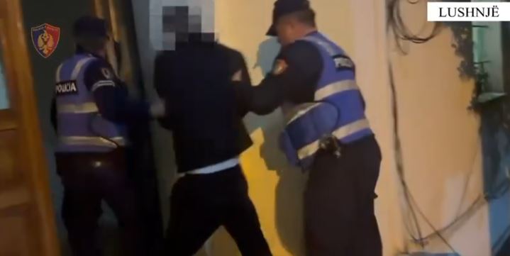 hyri ne nje banese per te vjedhur policia kap ne flagrance 22 vjecarin i riu i arrestuar dhe me pare per te njejten veper penale