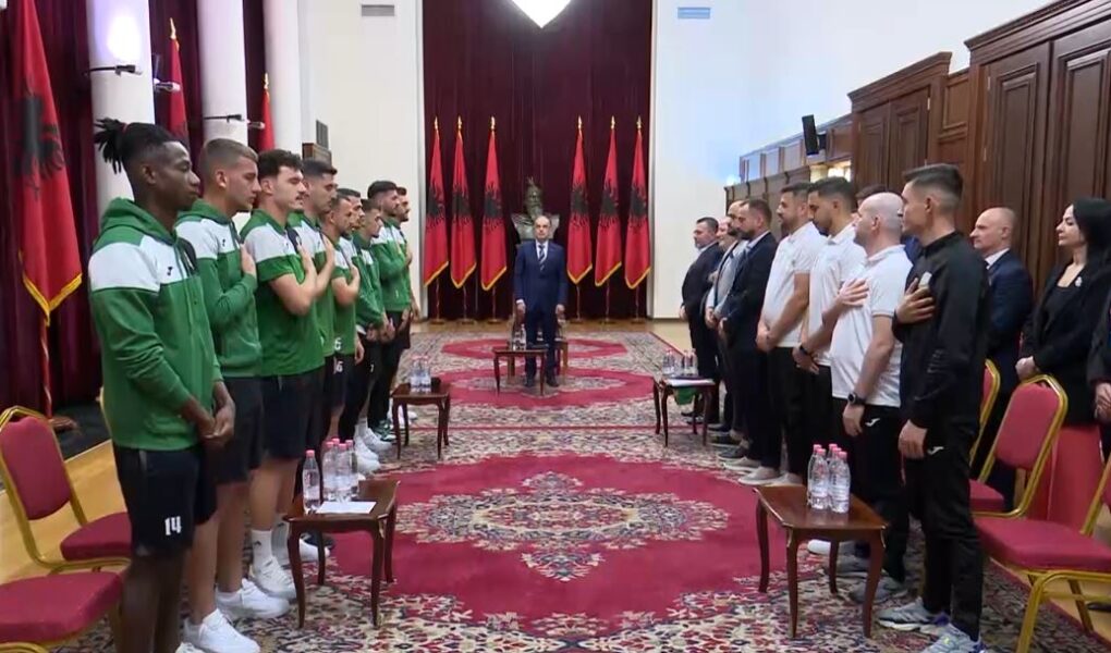 presidenti begaj pret me ceremoni te vecante kampionet e shqiperise ne futboll lojtaret e engatias i dhurojne fanellen me autografet e tyre