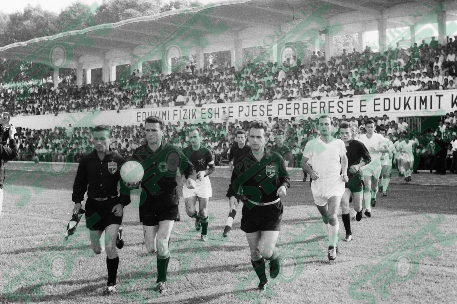 Finalja e vitit 1966, 17 Nëntori-Partizani 2-1. Arbitri Ramiz Pregja me dy asistentët para fillimit të lojës