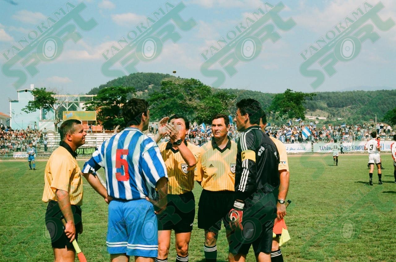 Kapitenët Alimehmeti dhe Muzhaj, si dhe arbitrat Pregja, Velçani dhe Mali, para ndeshjes TiranaTomori 1-1 në vitin 2000.