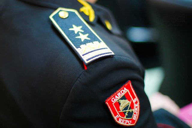 veteplagoset me armen e sherbimit punonjesi i gardes transportohet te trauma per ndihme mjekesore
