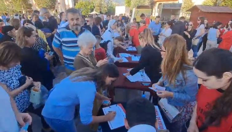 video te mbrojme lirine e fjales dhe koalicioni pro familjes nis mbledhjen e firmave qindra qytetare firmosin ne sheshin skenderbej