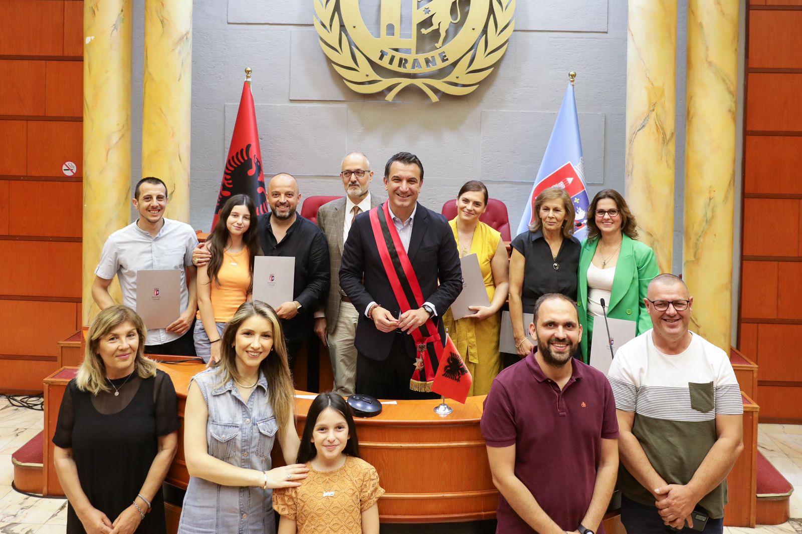 6 qytetare marrin nenshtetesine shqiptare veliaj vendi eshte ne ditet me te mira bashkohemi ne nje skuader me misionin per te cuar shqiperine perpara