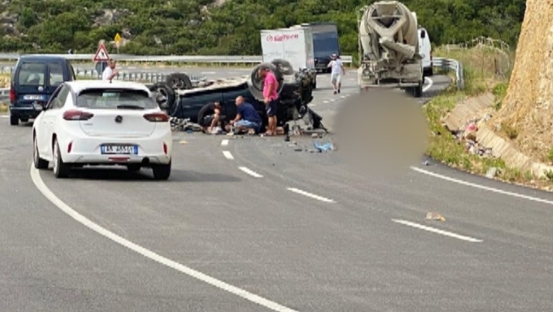 aksident i rende kamioni perplaset me nje makine nje person humb jeten nje tjeter mbetet i plagosur foto