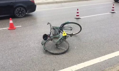 aksident ne lushnje motori perplas te moshuarin qe po levizte me biciklete 79 vjecari transportohet te trauma