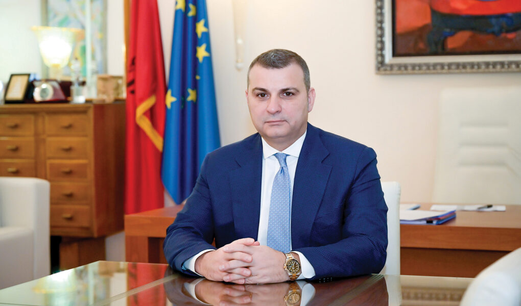 anetaresimi i shqiperise ne sistemin e pagesave ne euro guvernatori firmos aplikimin lehtesi per bizneset qe kryejne transaksione brenda tregut europian