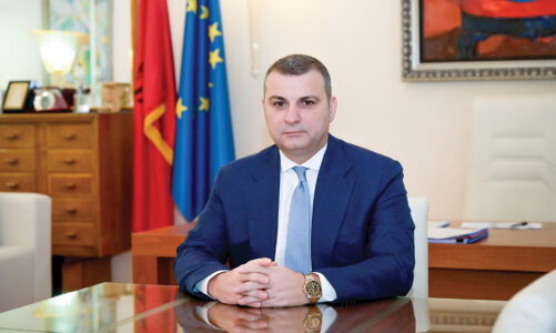 anetaresimi i shqiperise ne sistemin e pagesave ne euro guvernatori firmos aplikimin lehtesi per bizneset qe kryejne transaksione brenda tregut europian