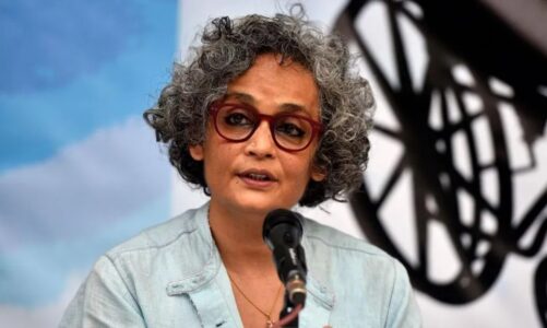 autorja indiane arundhati roy merr cmimin pen pinter per zerin e fuqishem ndaj padrejtesive