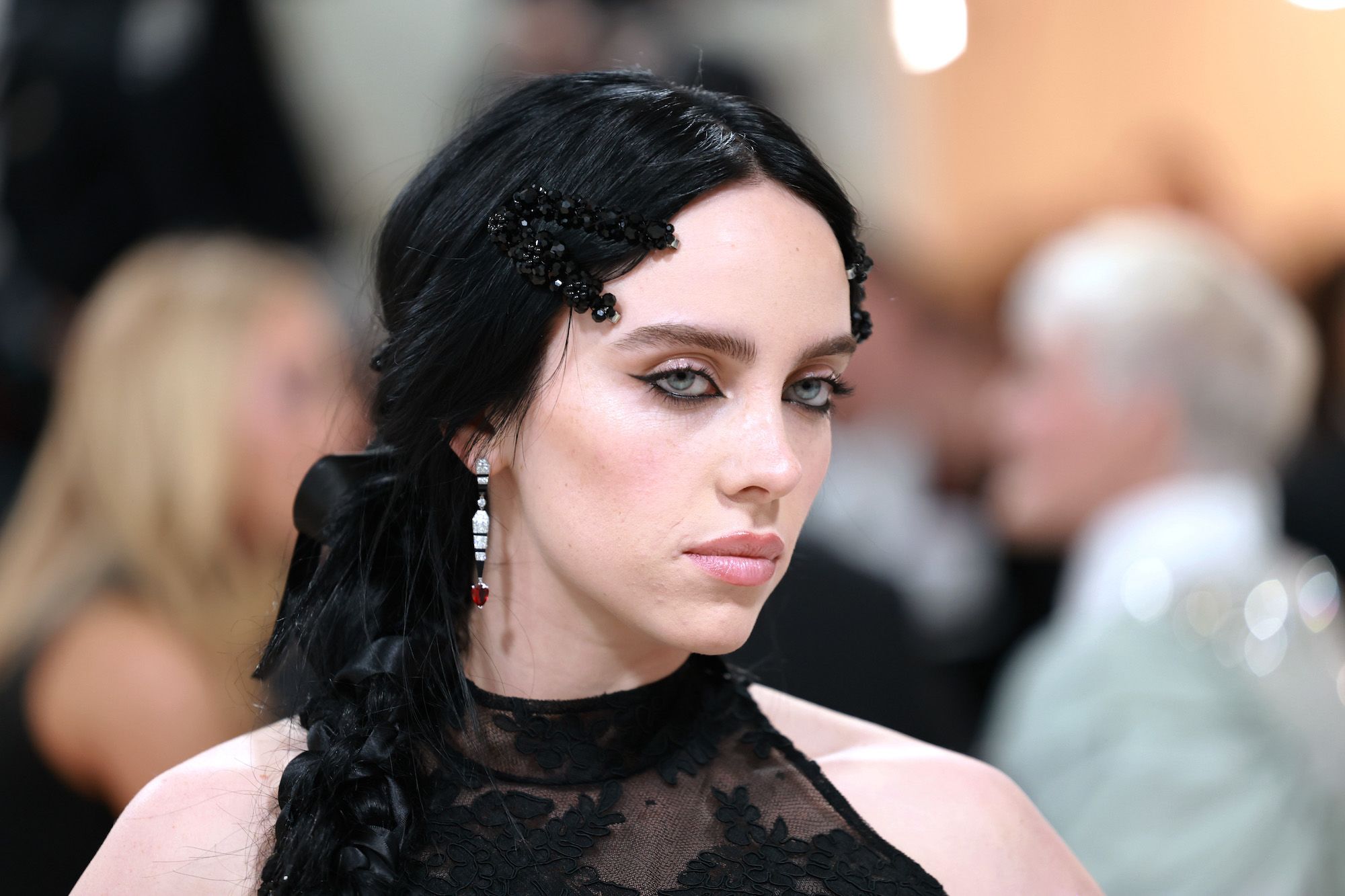 Billie Eilish thyen rekordin e Spotify, bëhet artistja e tretë që tejkalon 100 milionë dëgjues mujorë