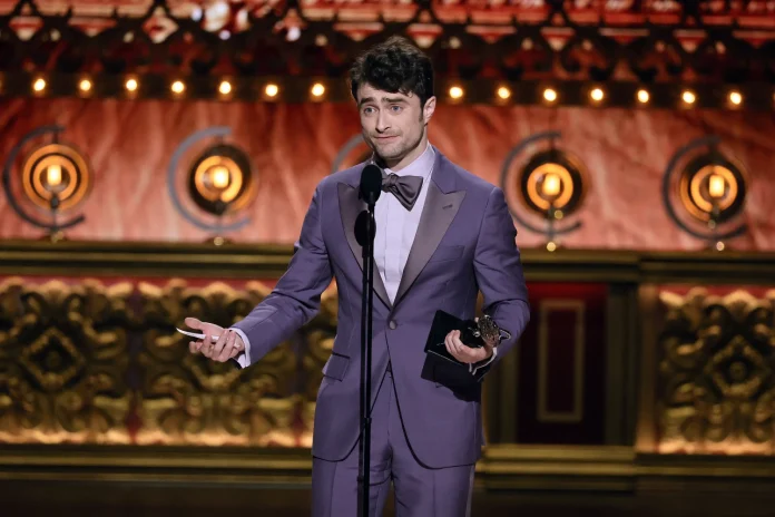 daniel radcliffe fiton cmimin e pare tony per merrily we roll along