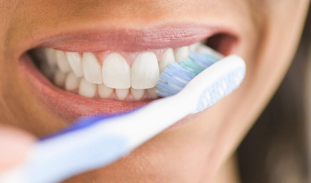 dentistet e thone hapur ja tre situatat kur nuk duhet ti lani dhembet