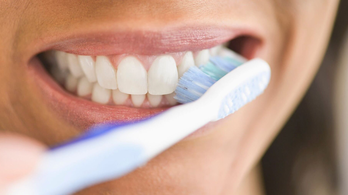 dentistet e thone hapur ja tre situatat kur nuk duhet ti lani dhembet