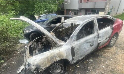 dy makina te djegura me targa serbe ne veri te kosoves prokuroria nis hetimet per rastin dyshimet e para lidhen me