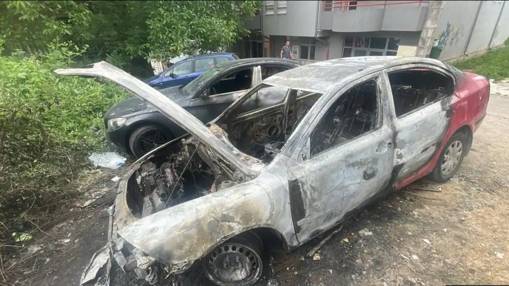 dy makina te djegura me targa serbe ne veri te kosoves prokuroria nis hetimet per rastin dyshimet e para lidhen me