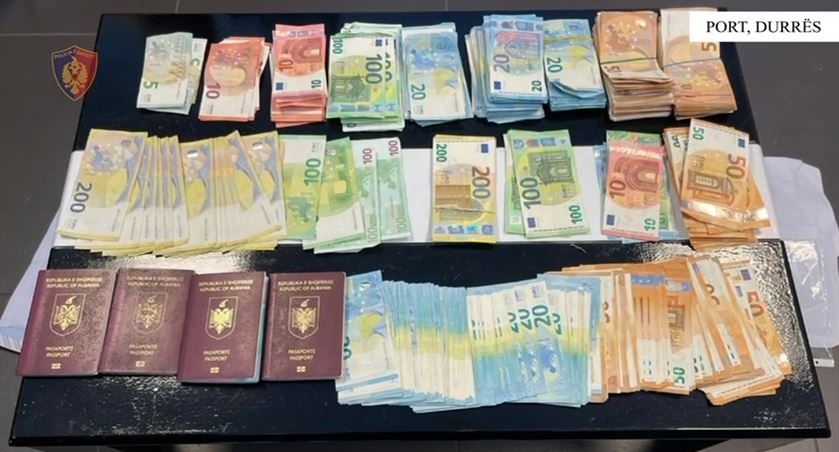emrat po tentonin te fusnin ne shqiperi mbi 35 mije euro pa i deklaruar si u kapen kater persona teksa policia po kryente kontroll shoferi mori parate dhe skema qe do perdornin