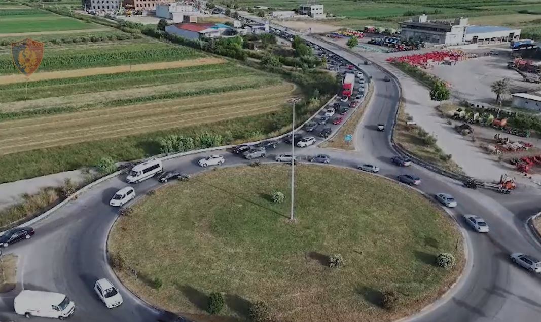 fluks turistesh ne zonat bregdetare policia merr masa shtohen patrullat dhe monitorimi me drone ne rruget nacionale apeli per drejtuesit e mjeteve