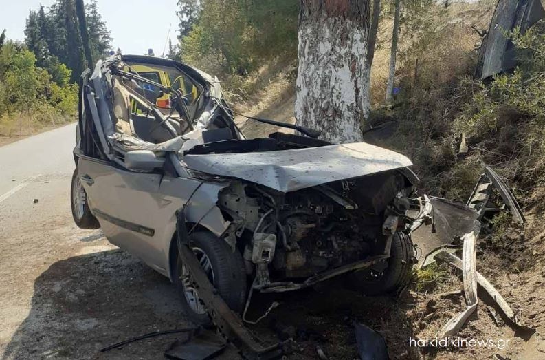 foto aksident i rende ne greqi humb jeten ne menyre tragjike i riu shqiptar pamjet e makines qe u perplas me pemen