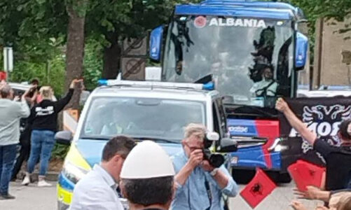 foto nje mesazh i vecante per te gjithe shqiptaret ja cfare shkruhet ne autobusin e kombetares ne gjermani
