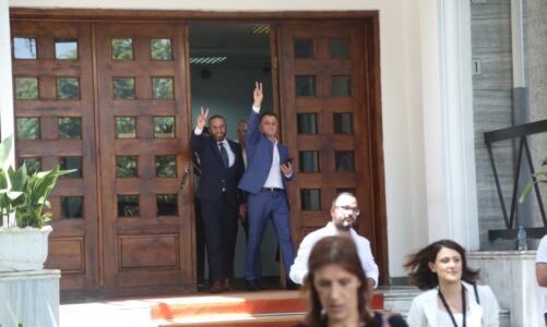 fotolajm gjykata i dha vulen berishes momenti i festes se deputeteve te opozites dalin me dy gishta lart nga ambientet e apelit